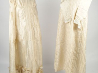 Vente aux enchères Un lot de 2 robes en soie XIX è siècle remaniées probablement pour la 