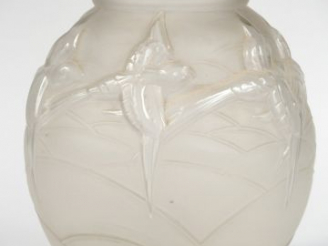 Vente aux enchères ETLING. Vase ovoide en verre soufflé, à décor d'hirondelles. H. 25 cm 