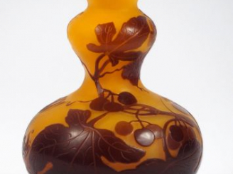 Vente aux enchères GALLE. Vase en verre à décor gravé en camée à l'acide de ampélopsis br