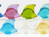 LALIQUE. Ensemble de 16 poissons multicolores en verre, signés