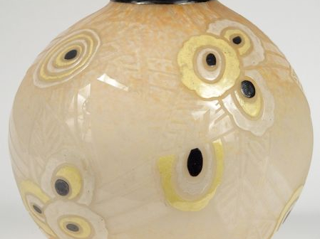 Grand vase boule Art déco en verre à décor gravé et émaillé de motifs 