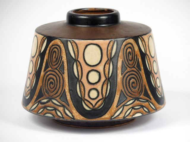 QUIMPER. René Beauclair. Vase Art déco en céramique à décor feuillagé 