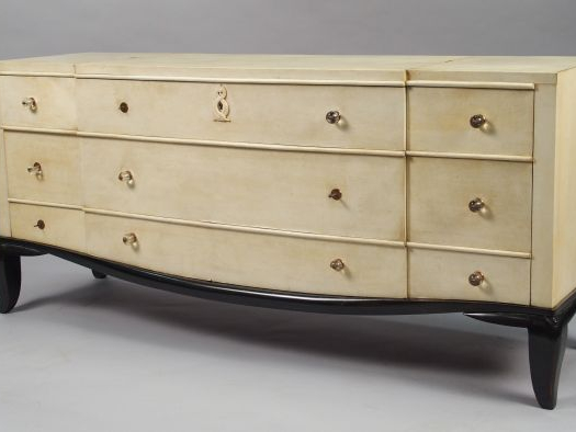 André ARBUS. Commode en parchemin et laque noire ouvrant à neuf tiroir