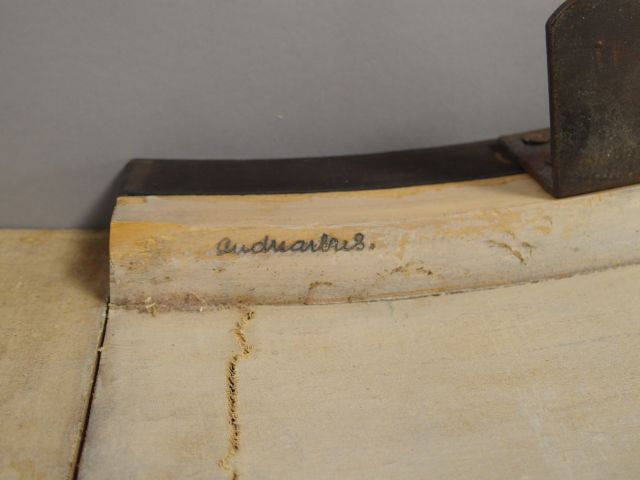 André ARBUS. Lit corbeille en parchemin, piétement en laque noire. Dim