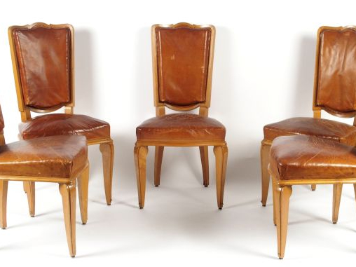 ARBUS. Suite de 5 chaises de salle à manger en bois clair et cuir fauv