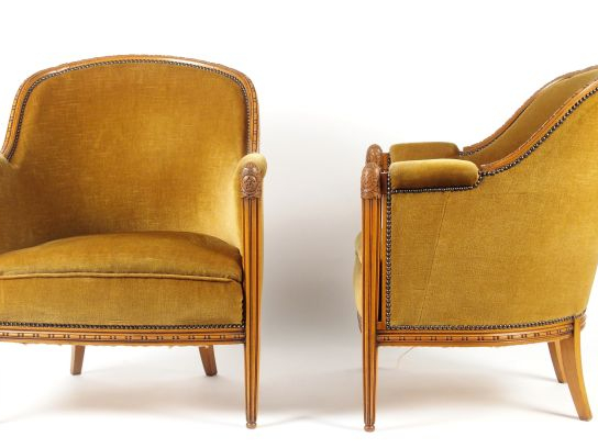 Paul FOLLOT. (attribué à). Mobilier de salon en bois naturel mouluré e