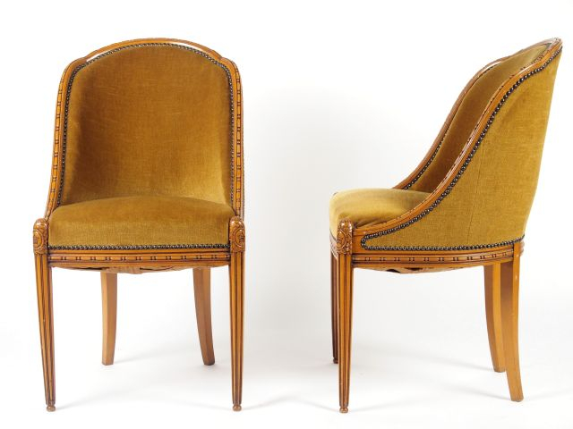 Paul FOLLOT. (attribué à). Mobilier de salon en bois naturel mouluré e