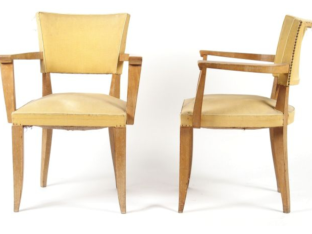 Maxime OLD (Attribué à). Paire de fauteuils en bois clair, garniture e