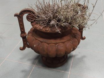 Une jardinière en fonte à décor de godrons. H. 42 cm