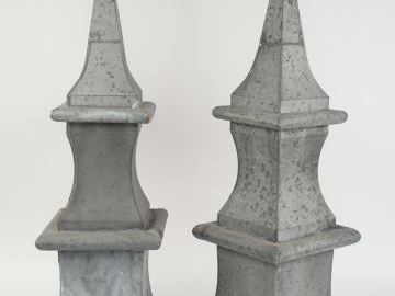 Paire de pinacles en zinc. H. 82.5 cm