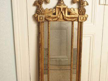 Miroir à parecloses de style Louis XVI en bois et stuc doré, à décor d