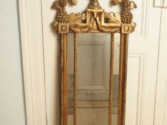 Vente aux enchères Miroir à parecloses de style Louis XVI en bois et stuc doré, à décor d