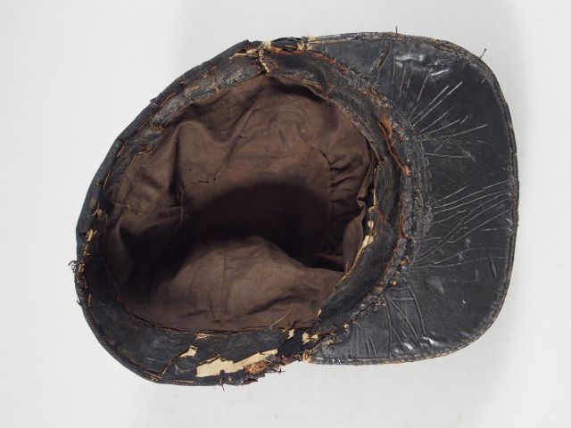 Képi troupe modèle 1845, carcasse en drap noir, bandeau noir, passepoi