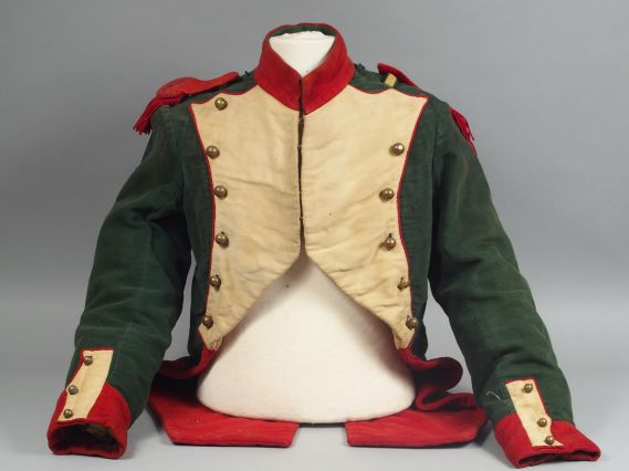 Reproduction d’un habit à la Française vert chasseur, plastron et pare