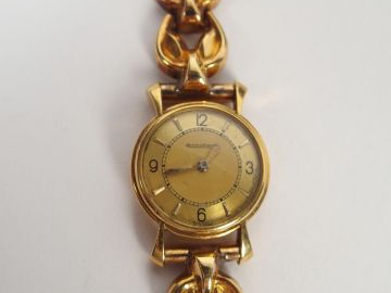 JAEGER LECOULTRE. Montre de femme, boitier et bracelet en or jaune. 25