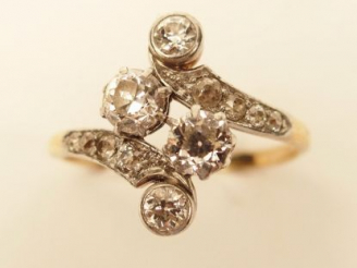 Vente aux enchères Bague en or jaune, ornée de 4 diamants (2 x 0,35 ct et 2 x 0,10 ct) ta
