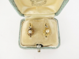 Vente aux enchères Paire de perce oreilles Napoléon III en or ajouré et perles