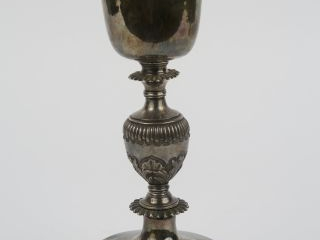 Calice en argent XVIIIème à décor de feuillages et de godrons. 355 g. 