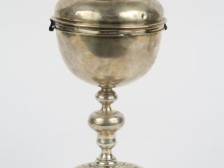 Ciboire début XIXème en argent à décor de feuillage. 510 g.