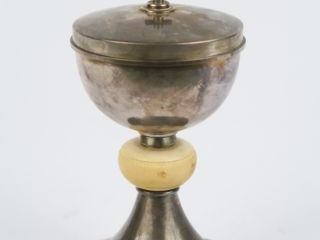 Ciboire 1940 en argent, poinçon Minerve, et ivoire. Poids tel : 383g.