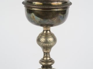 Ciboire en argent, poinçon Minerve, décor gravé. 470 g.