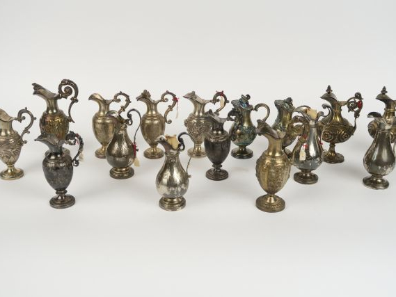 Ensemble de plateaux et de burettes dépareillés en argent et vermeil. 