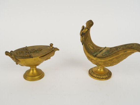 Deux différentes navettes en bronze