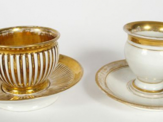 Vente aux enchères Tasse et sa sous-tasse XIXème en porcelaine blanche et dorée, à décor 