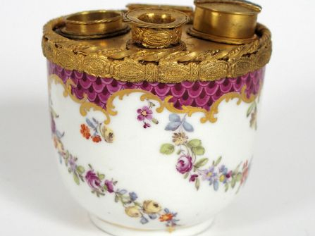 Encrier de style Louis XVI en porcelaine et laiton, à décor polychrome