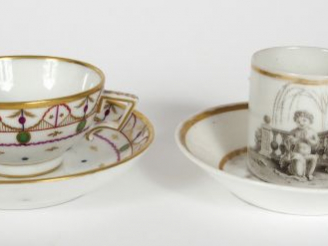Vente aux enchères Tasse litron et sa sous-tasse Empire en porcelaine à décor en grisaill