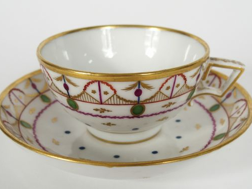 Tasse litron et sa sous-tasse Empire en porcelaine à décor en grisaill