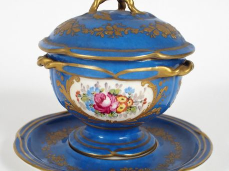 Sucrier et son présentoir en porcelaine de style Louis XVI, à décor po