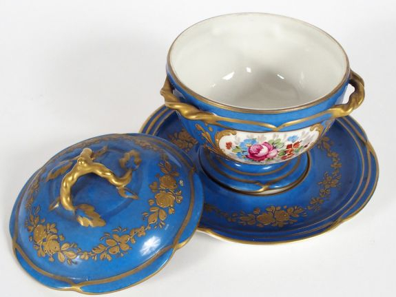 Sucrier et son présentoir en porcelaine de style Louis XVI, à décor po