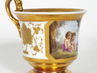 Vente aux enchères Tasse XIXème en porcelaine de Meissen, à décor polychrome dans une rés