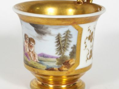 Tasse XIXème en porcelaine de Meissen, à décor polychrome dans une rés
