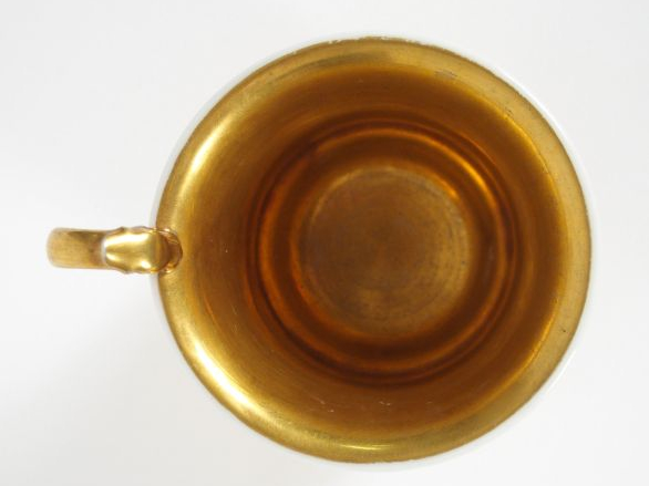 Tasse XIXème en porcelaine de Meissen, à décor polychrome dans une rés