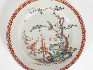 Vente aux enchères Assiette XVIIIème en porcelaine de Chantilly, décor Kakiémon.  Diam. :