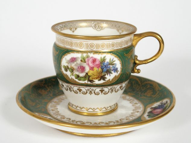 Tasse et sa sous-tasse XIXème en porcelaine de Sèvres, à décor de fleu