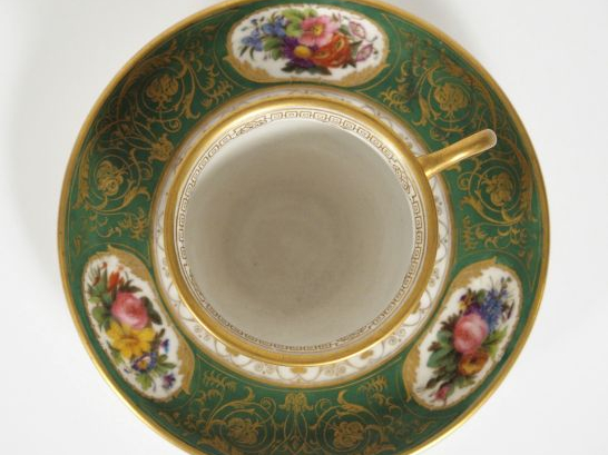 Tasse et sa sous-tasse XIXème en porcelaine de Sèvres, à décor de fleu