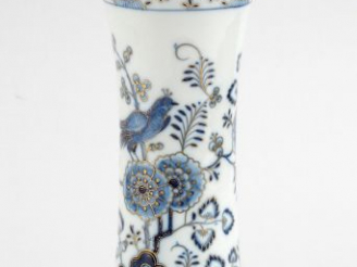 Vente aux enchères Vase cornet XIXème en porcelaine de Meissen, à décor en camaïeu bleu e