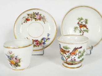 Vente aux enchères Tasses et sa sous-tasse Napoléon III en porcelaine, à décor de fleurs 