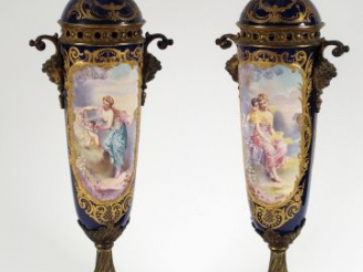 Vente aux enchères Paire de vases couverts Napoléon III en porcelaine dans le goût de Sèv