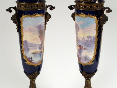 Paire de vases couverts Napoléon III en porcelaine dans le goût de Sèv