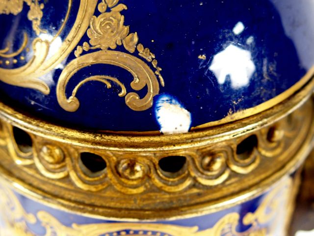 Paire de vases couverts Napoléon III en porcelaine dans le goût de Sèv