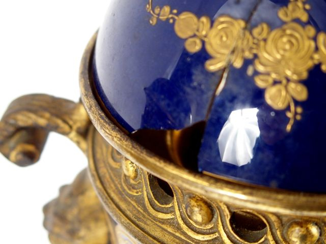 Paire de vases couverts Napoléon III en porcelaine dans le goût de Sèv