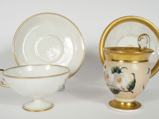 Tasse et sa sous-tasse Restauration en porcelaine, à décor de fleurs b