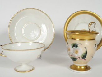 Vente aux enchères Tasse et sa sous-tasse Restauration en porcelaine, à décor de fleurs b