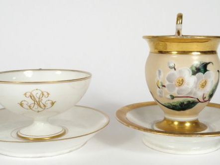Tasse et sa sous-tasse Restauration en porcelaine, à décor de fleurs b