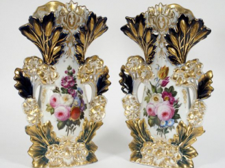 Vente aux enchères Paire de vases Napoléon III en porcelaine de Valentine, à décor polych