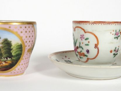 Tasse et sa sous-tasse XIXème en porcelaine, Chine famille rose (anse 